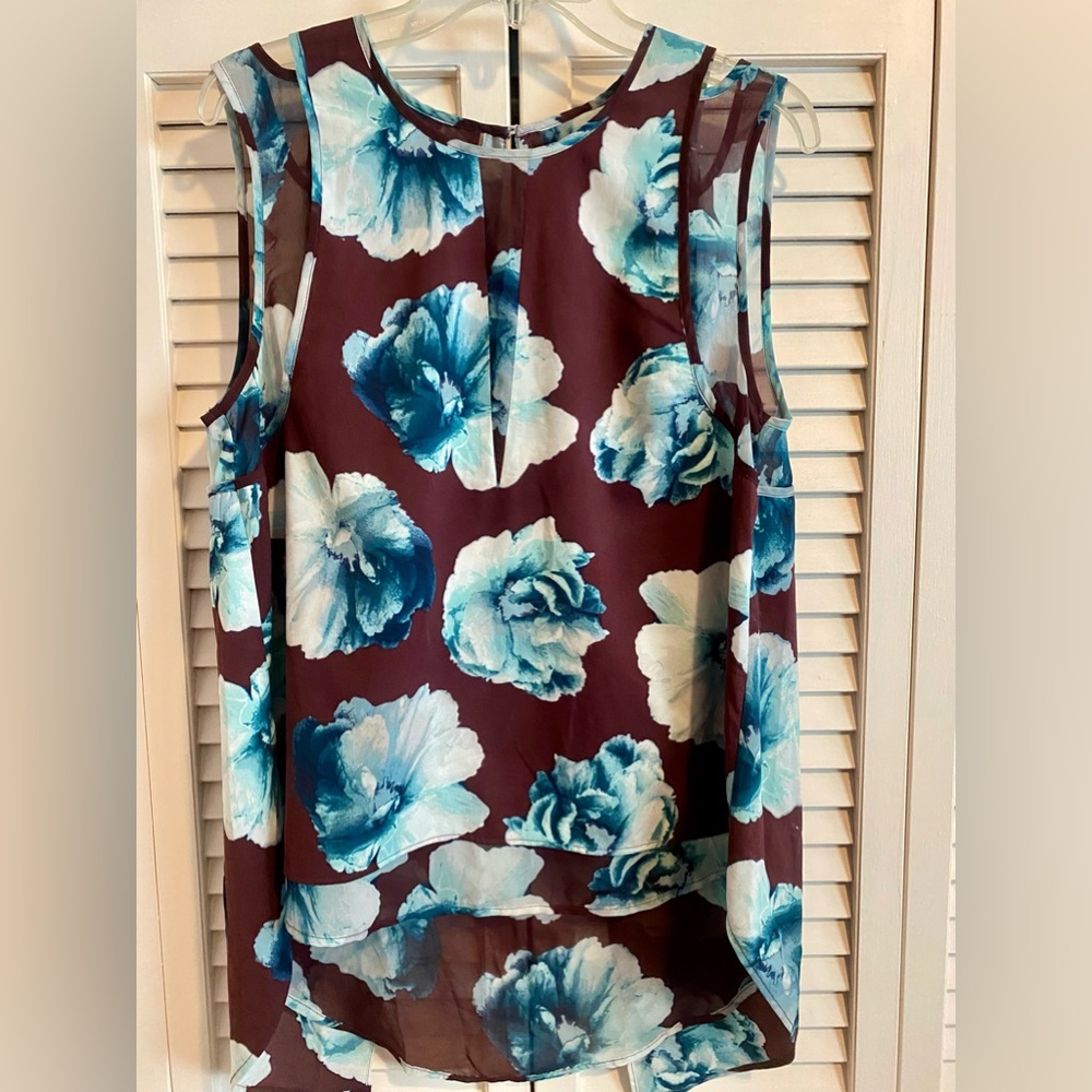 Lovely Simply Vera by Vera Wang Purply-Maroon Sleeveless Top with Blue Flowers